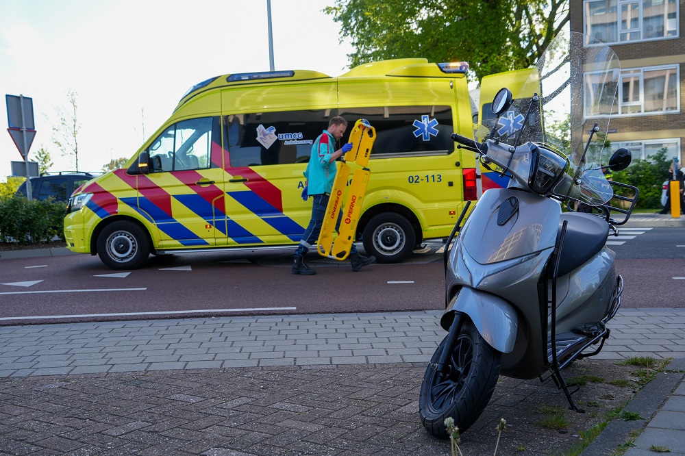 Scooterrijdster gewond na botsing op rotonde