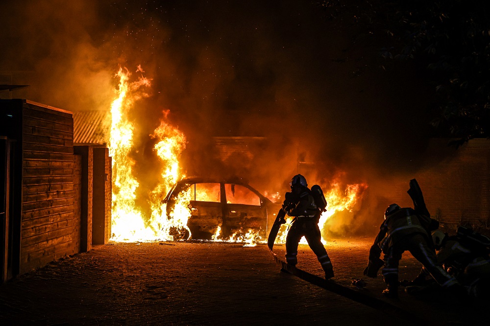 Auto vliegt in brand, ook schuur beschadigd