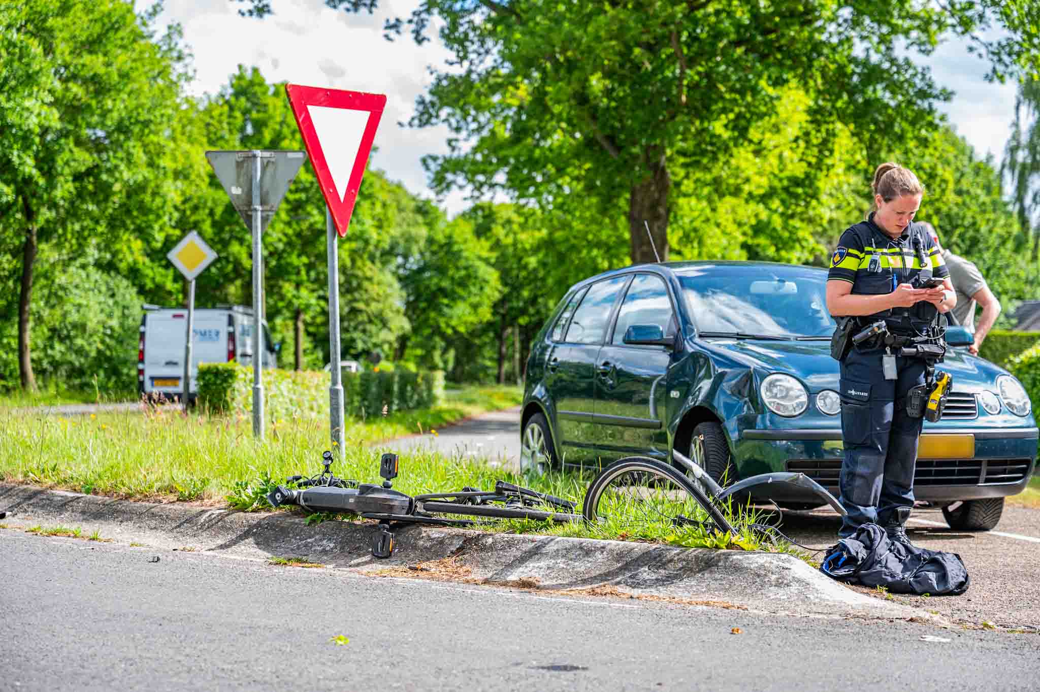 Fietser komt met schrik vrij na botsing op oversteekplaats