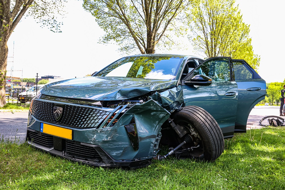 Wiel breekt af bij ongeval, bestuurder gewond