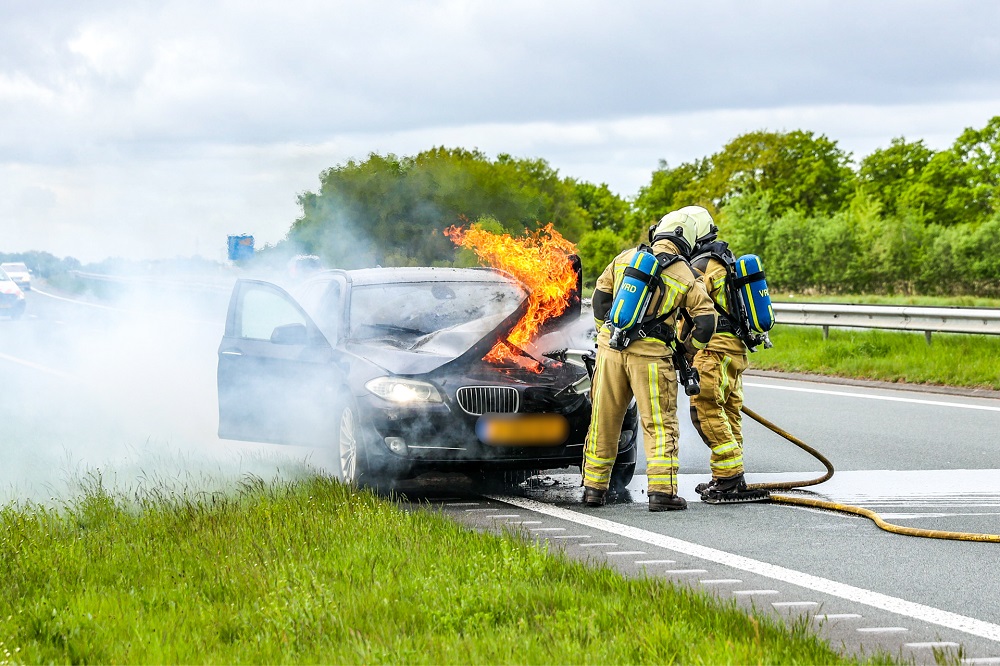 Auto in lichterlaaie, inzittenden met schrik vrij