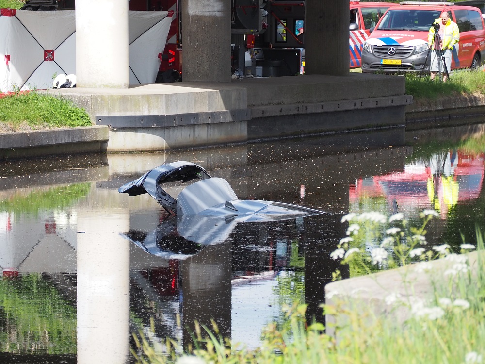 Auto raakt van snelweg en belandt in water, traumahelikopter geland