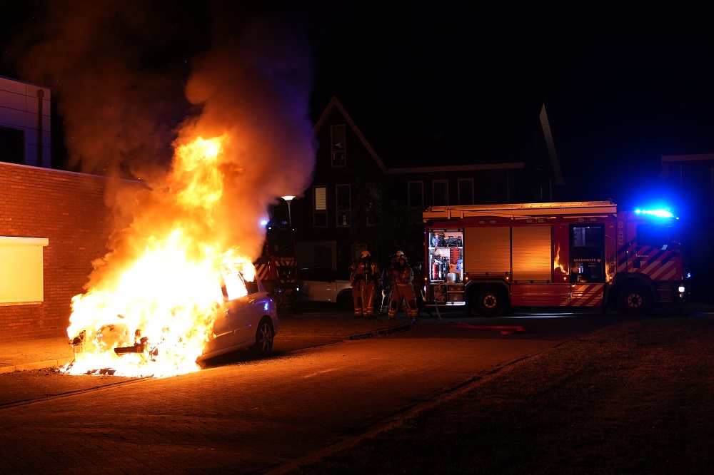 Auto uitgebrand, oorzaak nog onbekend