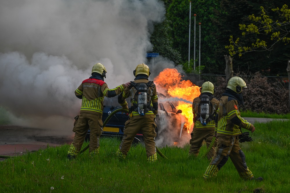 Auto in lichterlaaie, bestuurder in ambulance behandeld