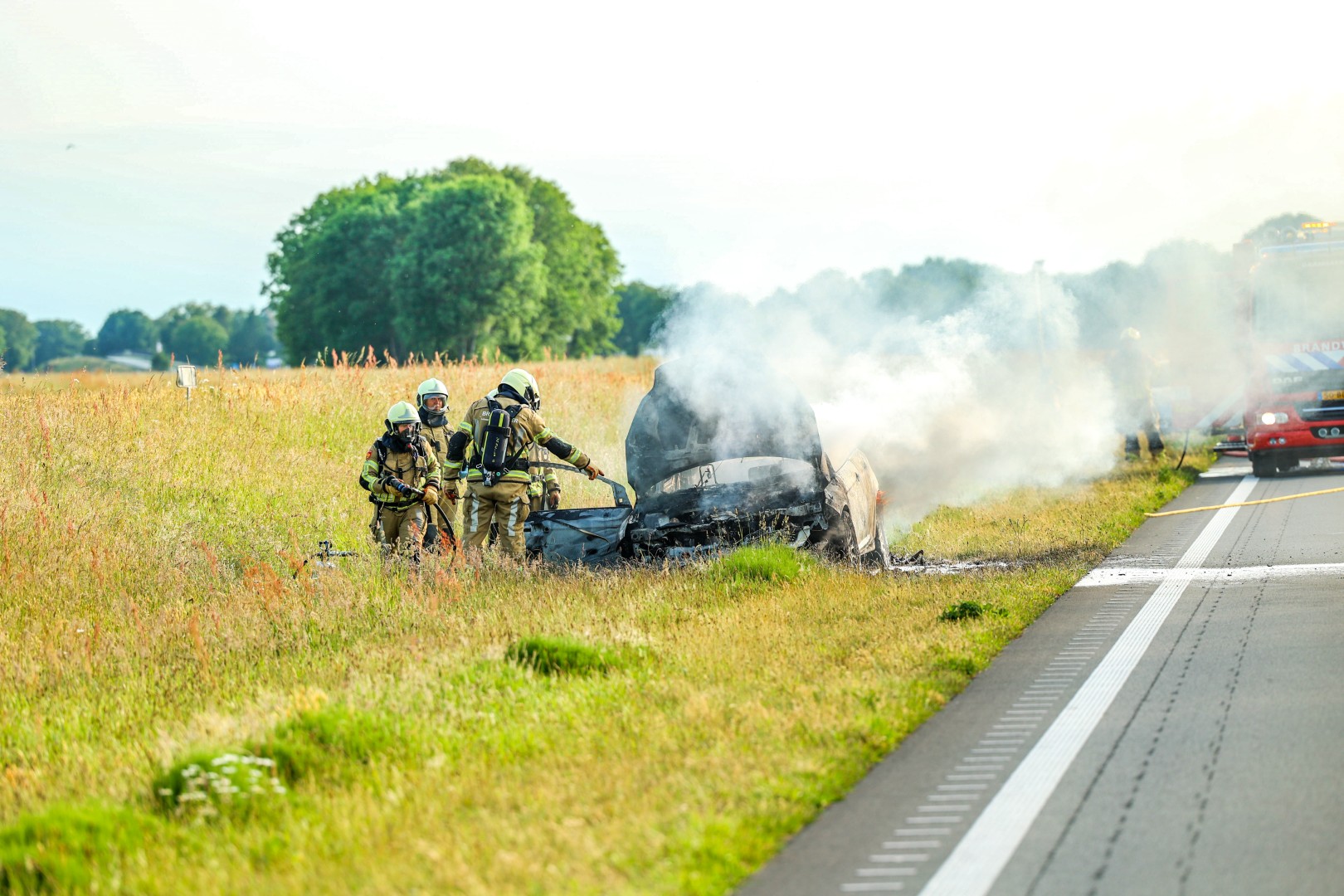 Auto vliegt in brand tijdens het rijden