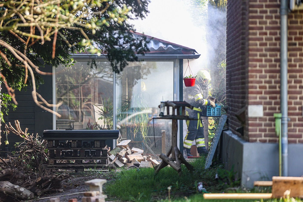 Tuinhuis achter woning vliegt in brand