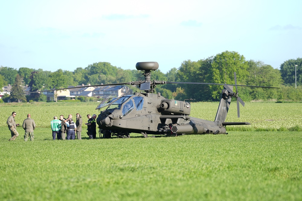 Apache maakt voorzorgslanding in weiland