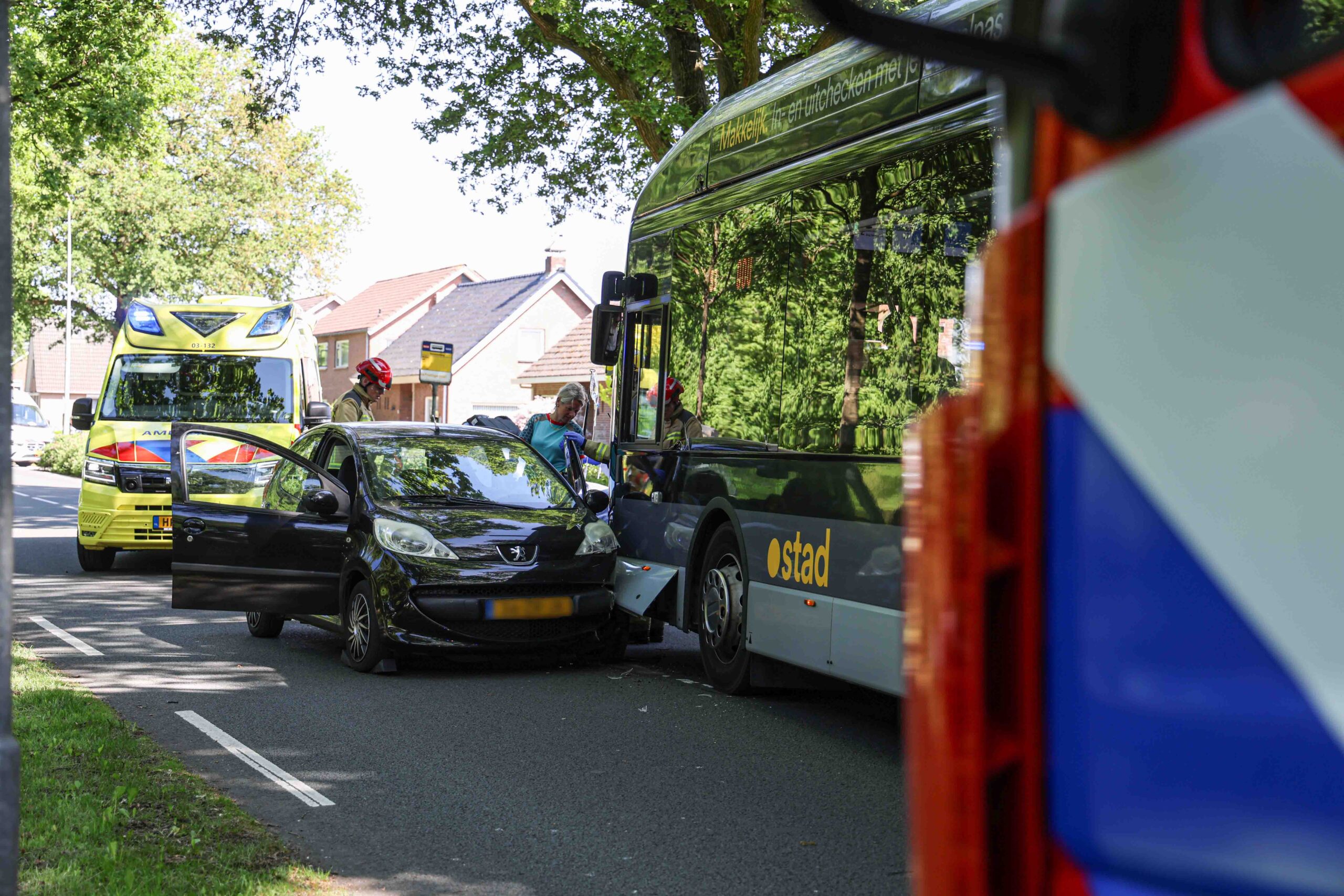 Twee gewonden bij botsing tussen lijnbus en auto