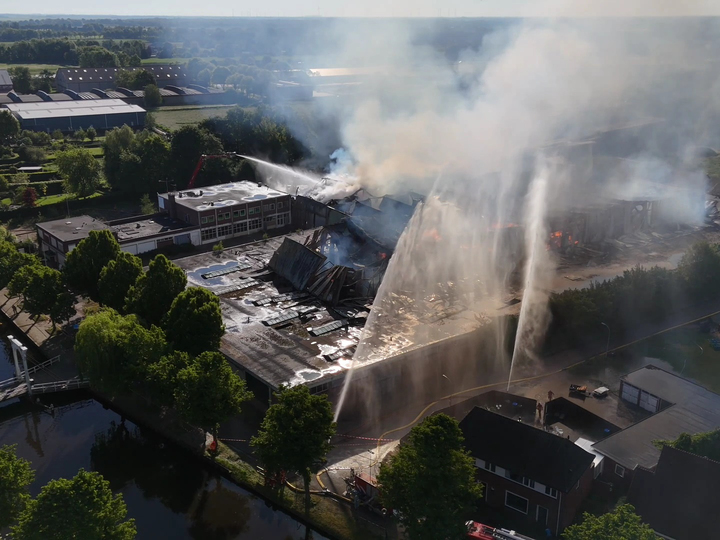 DAGBEELDEN: Blussen grote brand Oude Pekela duurt zeker nog hele dag, scholen dicht