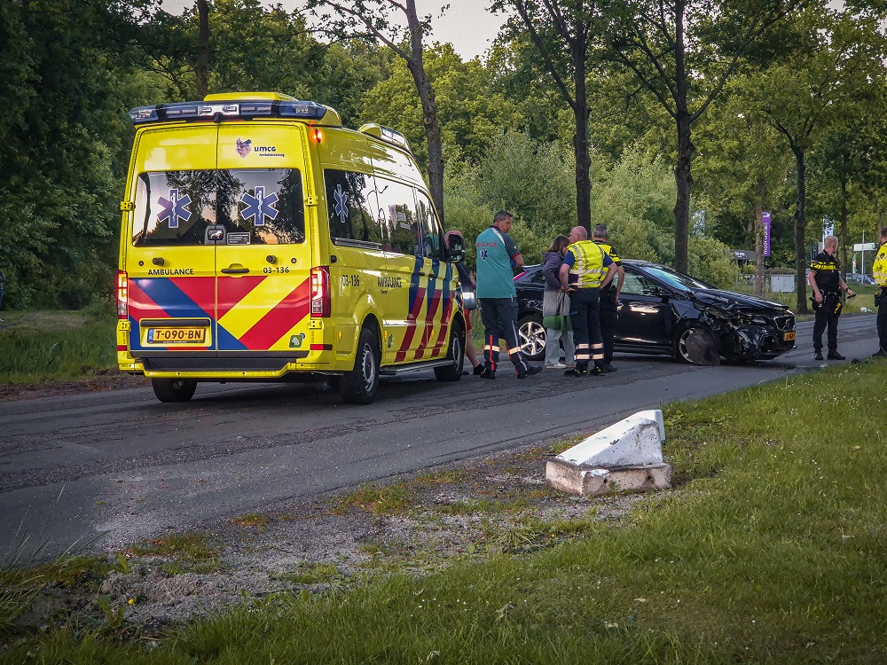 Automobilist raakt gewond na botsing met betonblok en lantaarnpaal