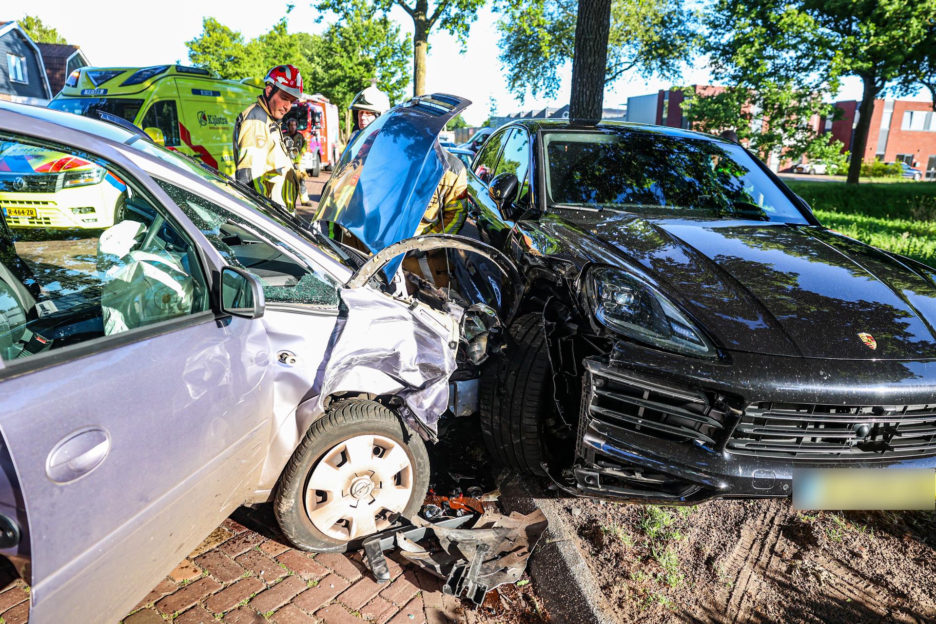 Auto botst op geparkeerd voertuig, inzittenden gecontroleerd na harde klap