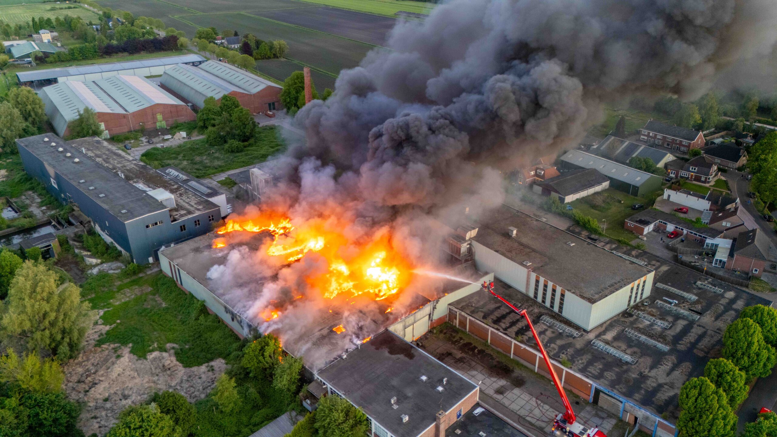 Grote brand bij Hempflax, rookontwikkeling zorgt voor NL-Alert