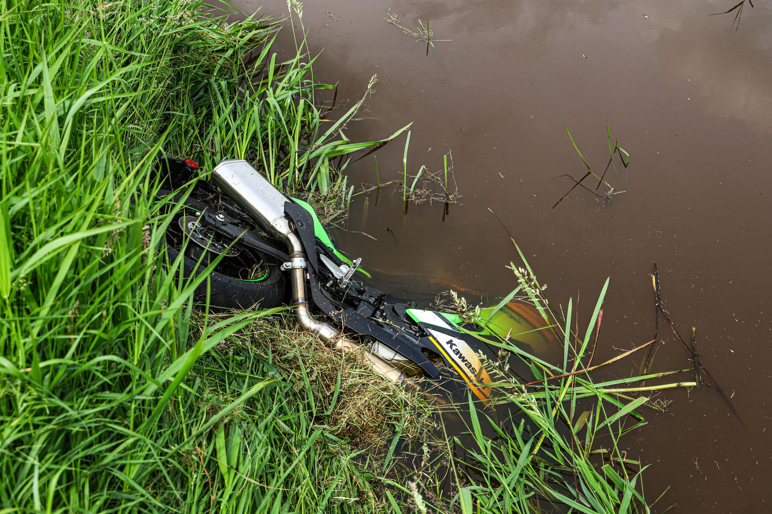 Motorrijder raakt van de weg en belandt in sloot