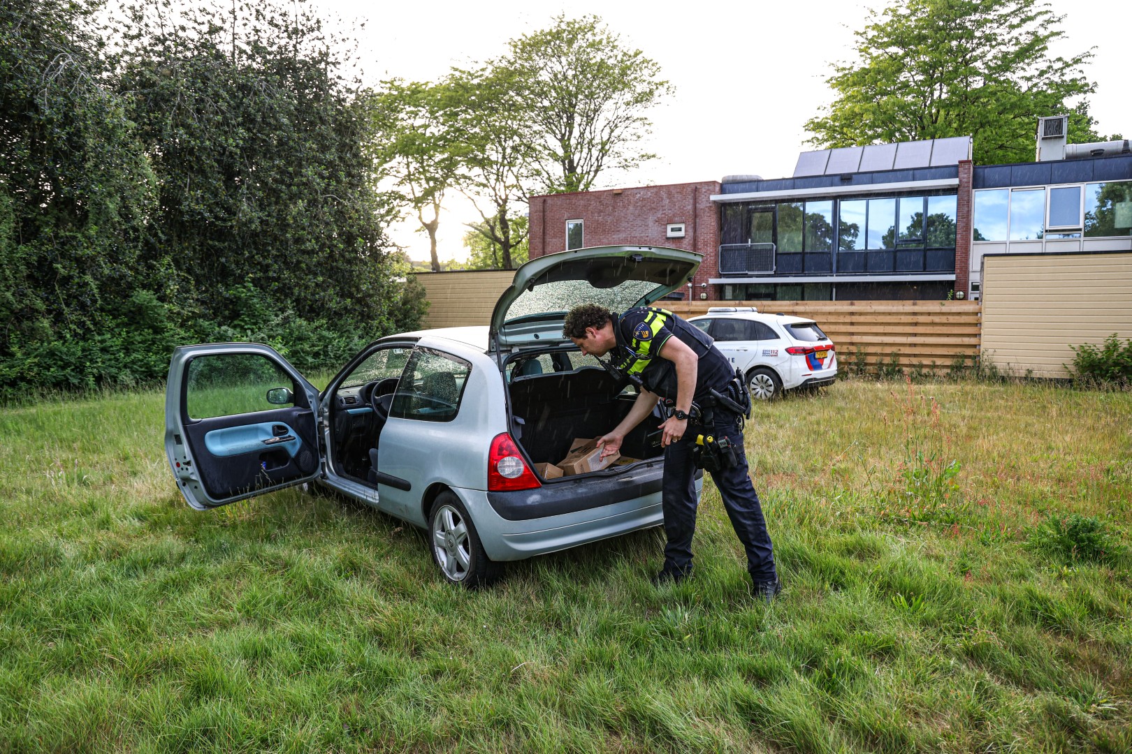 Achtervolging eindigt op grasveld