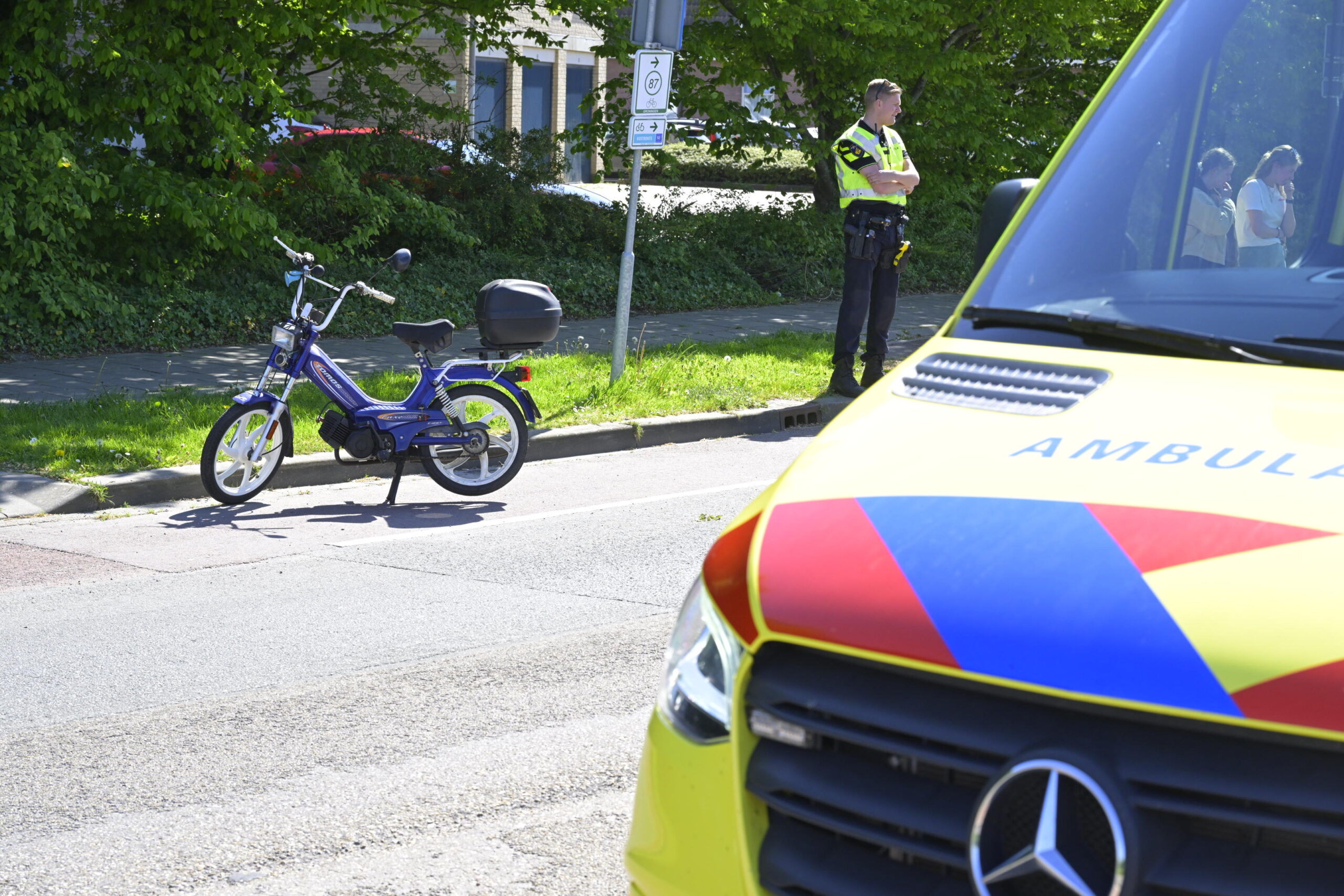 Snorfietser gewond bij aanrijding