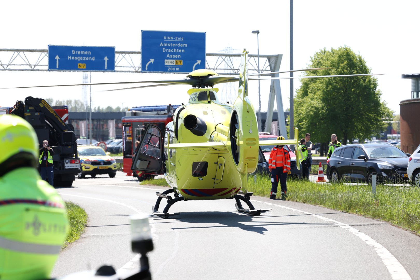 Werkbusje rijd achterop vrachtwagen, traumahelikopter ter plaatse