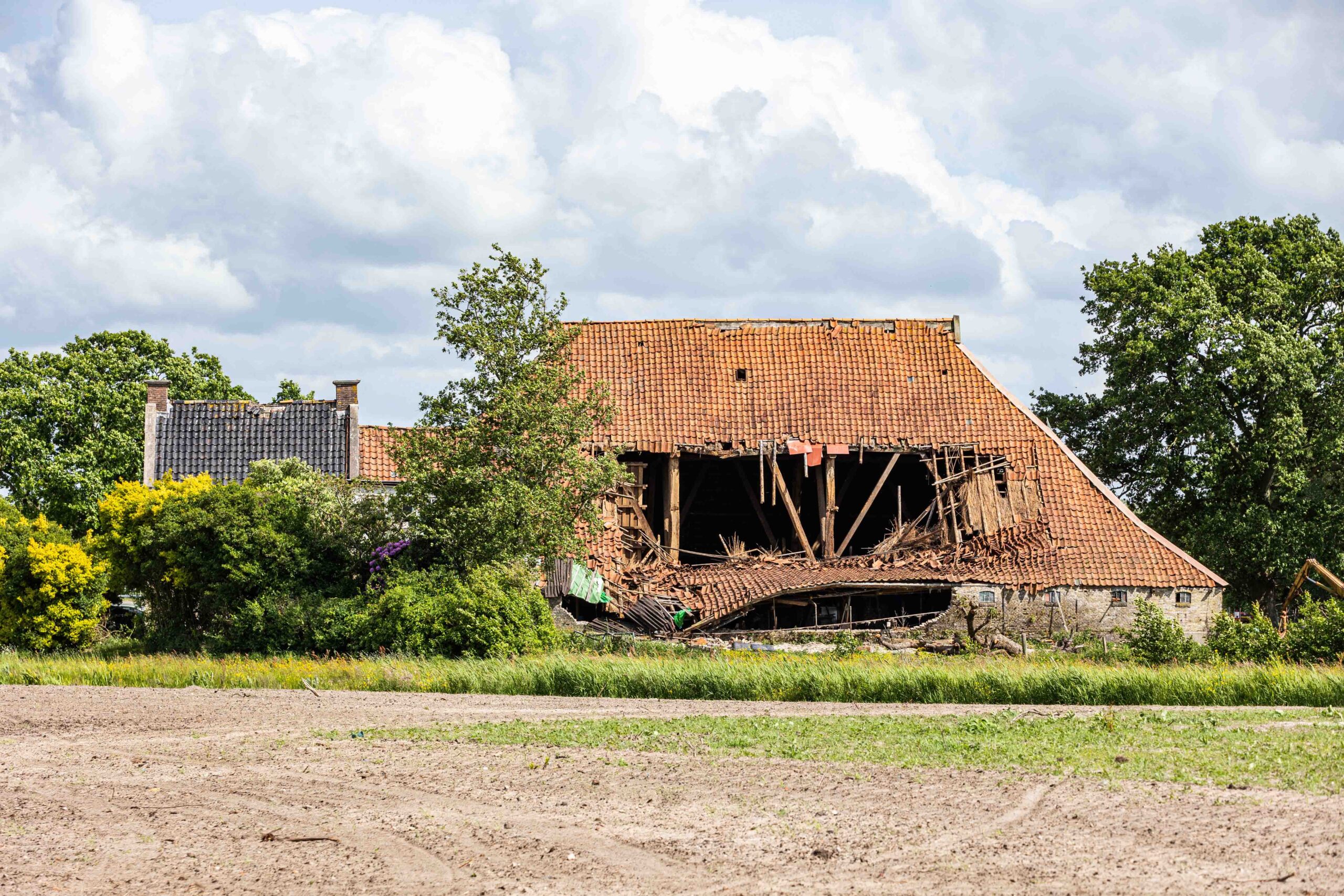 Deel van schuur stort in, geen gewonden
