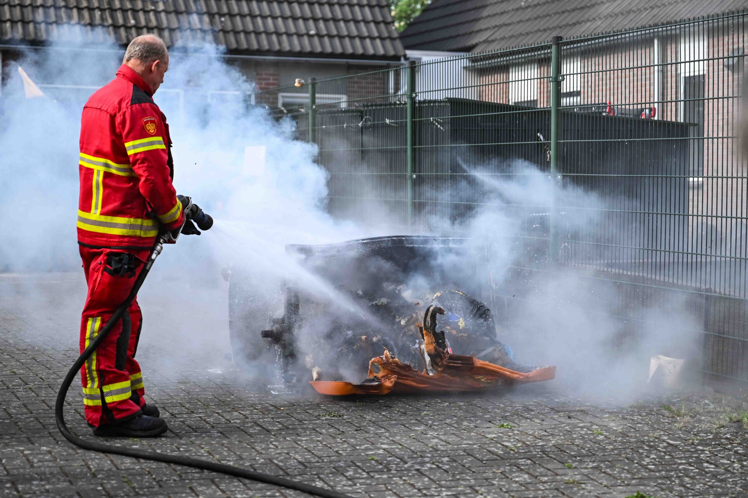 Containerbrand bij woning snel geblust door brandweer
