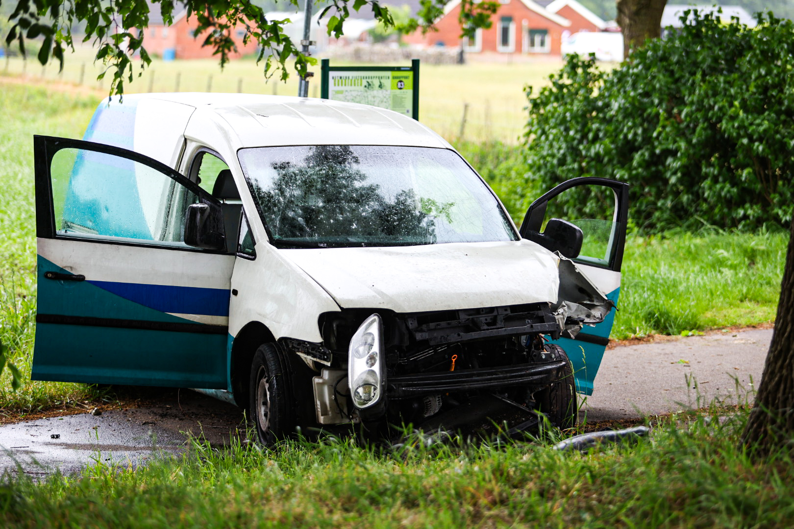 Bestelbus botst op boom, bestuurder gewond