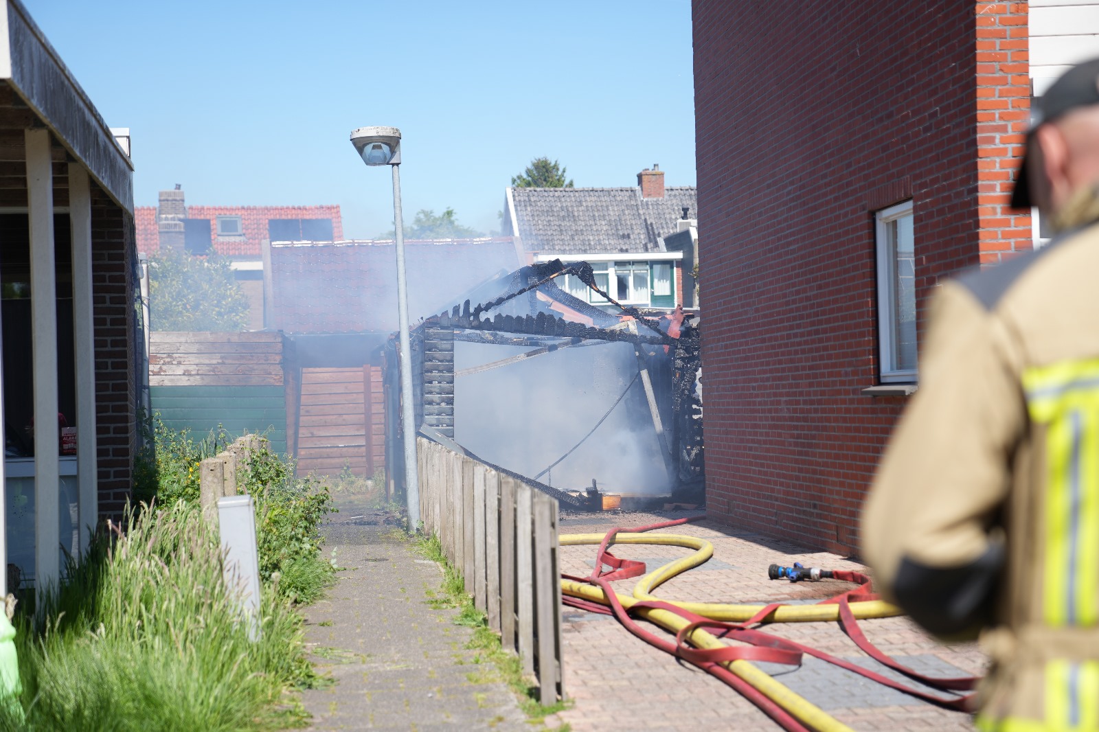 Garage volledig uitgebrand na uitslaande brand