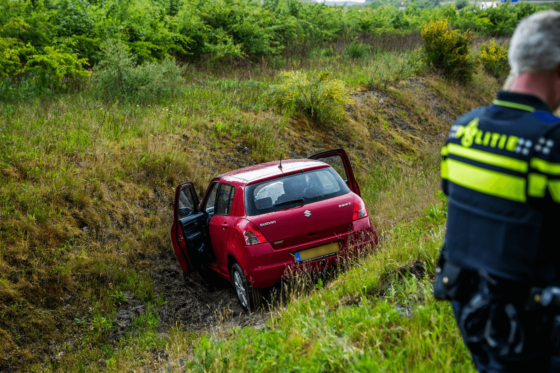 Auto belandt in sloot na aanrijding, één persoon naar ziekenhuis