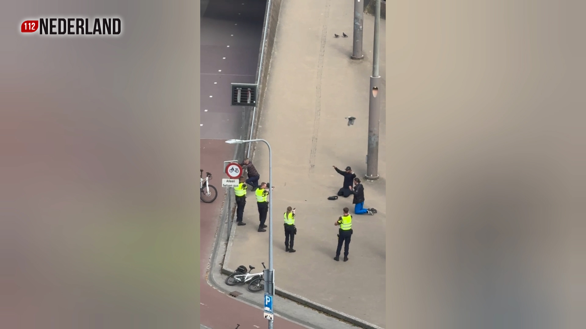 Politie houdt meerdere personen aan bij treinstation