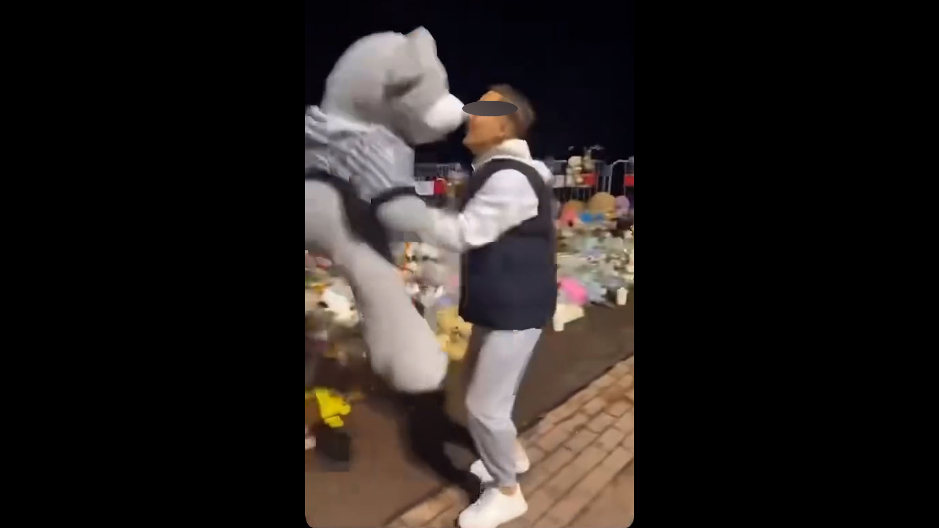 VIDEO: lachende jongeren stelen knuffels van herdenkingsplek Jeffrey en Emma, drie verdachten aangehouden