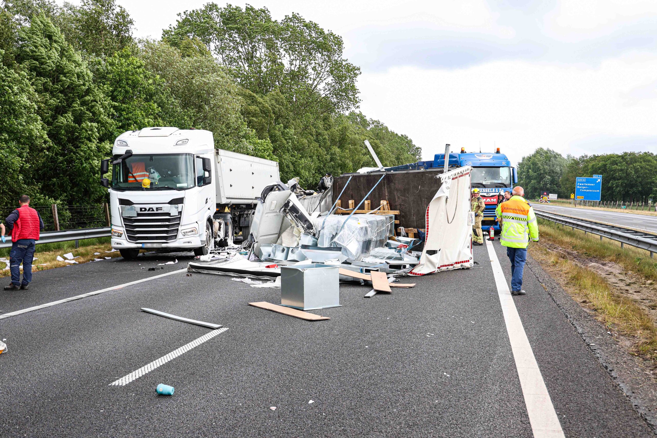 Ravage op snelweg na botsing tussen bakwagen en vrachtwagen