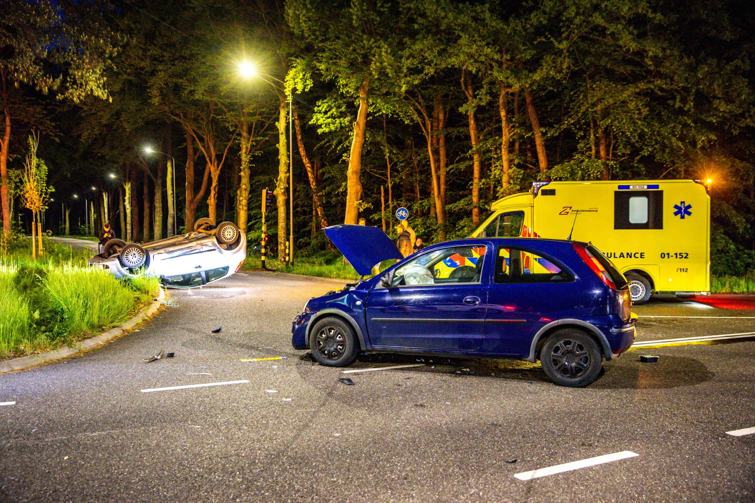 Auto op de kop na aanrijding op kruising