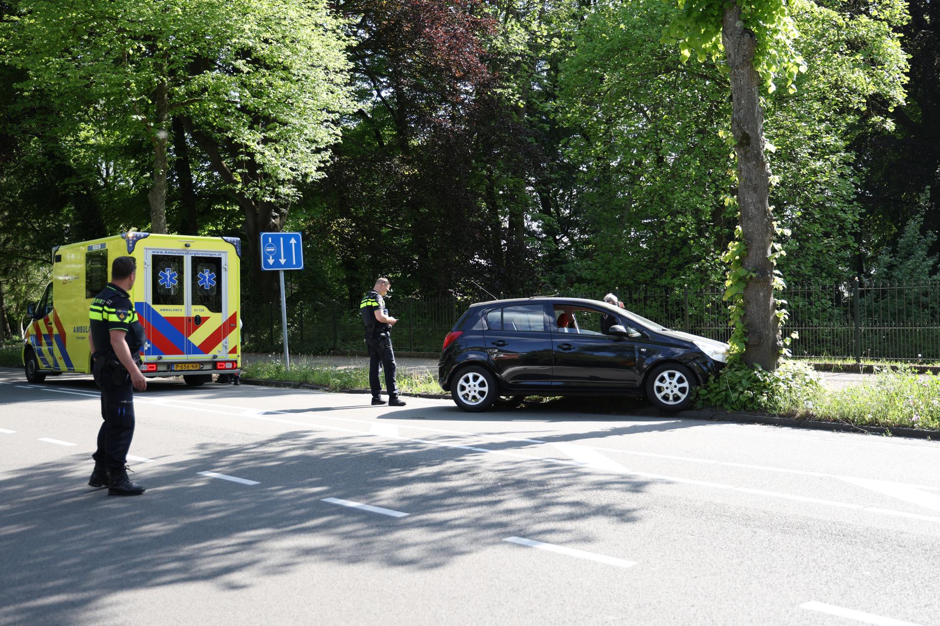 Auto botst op boom, bestuurder gecontroleerd door ambulancepersoneel