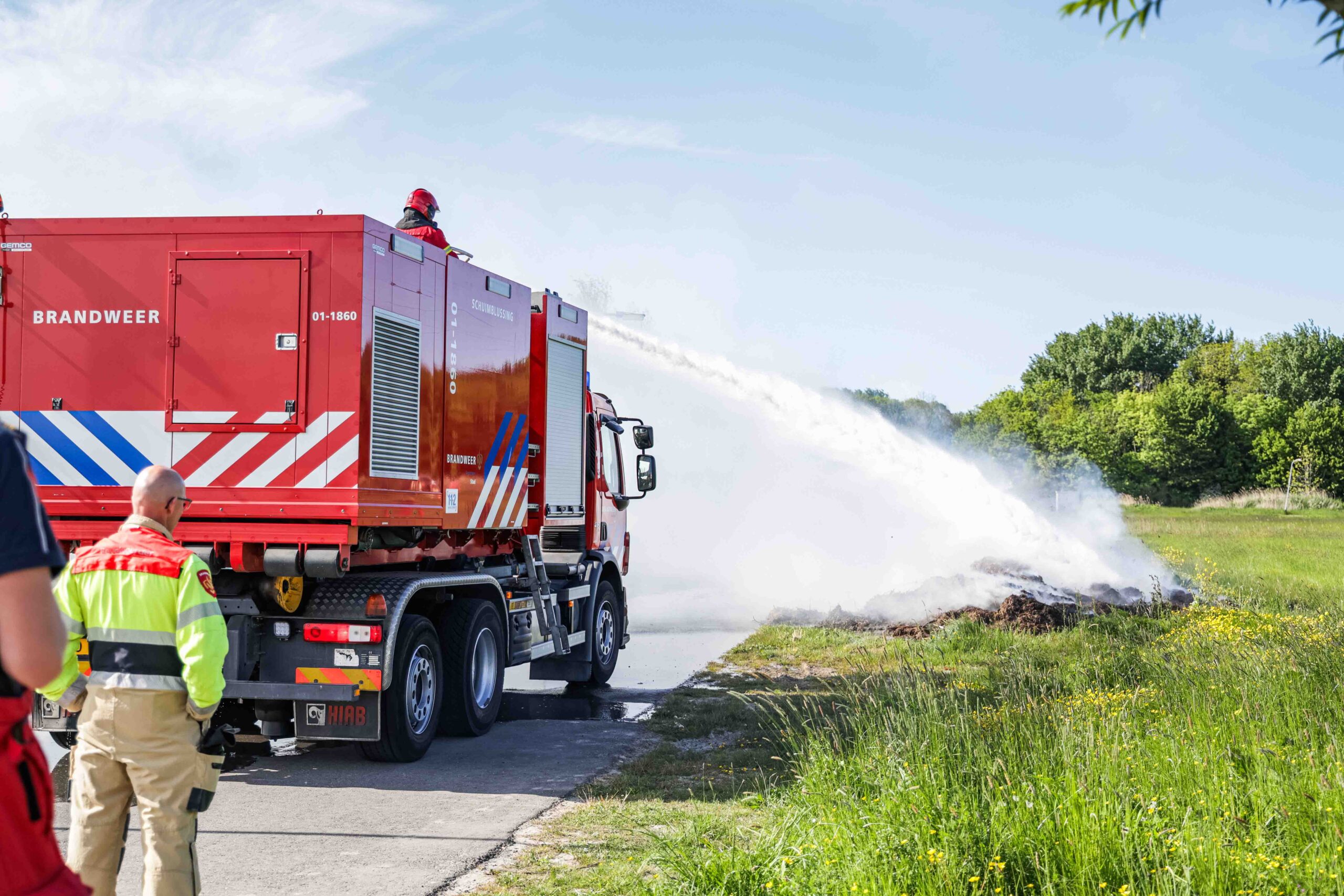 Buitenbrand in berm zorgt voor flinke rookontwikkeling