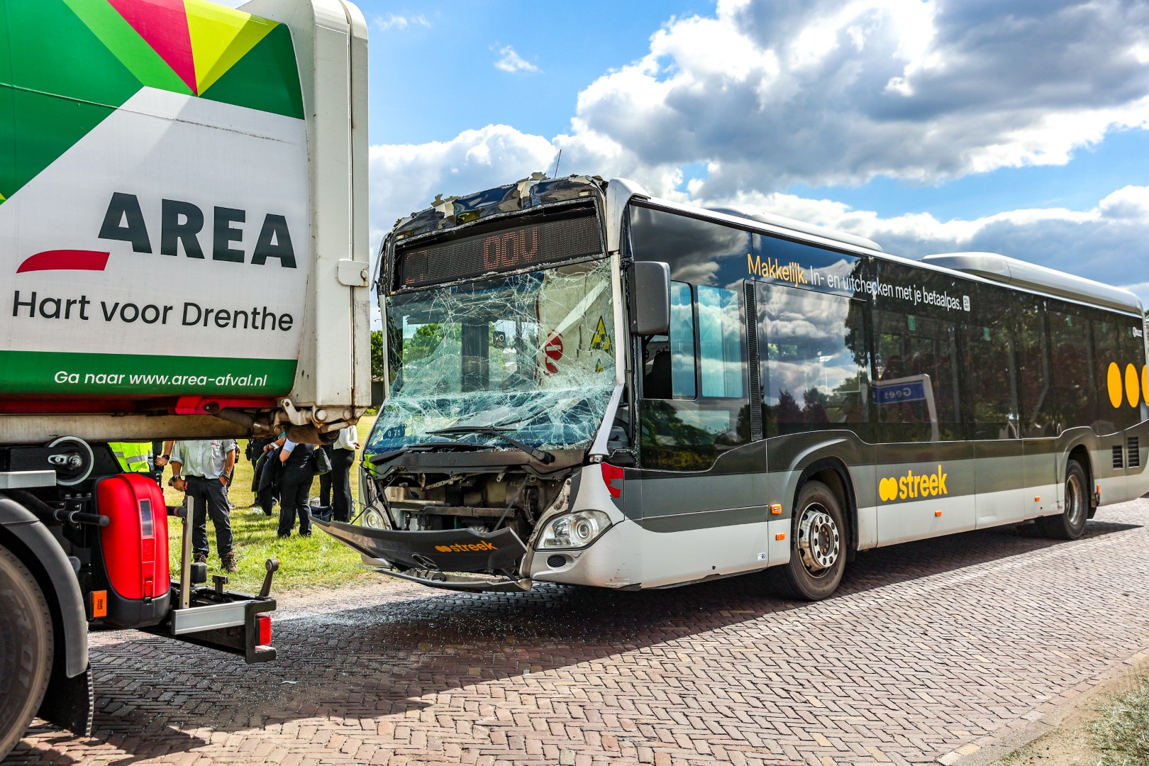Bus rijdt achterop vuilniswagen