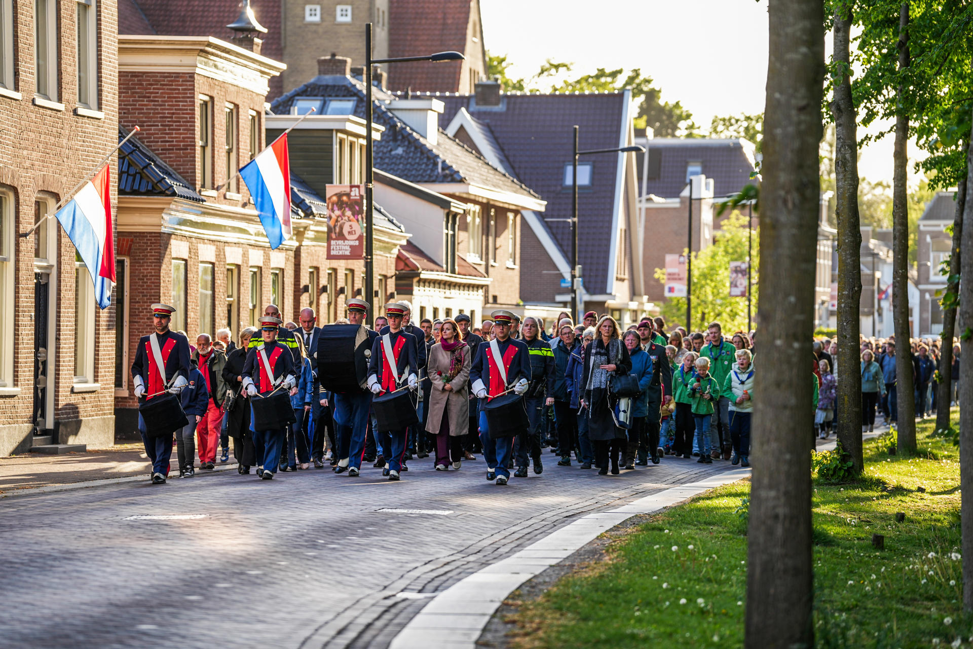 Stilte, toespraken en kransen bij Dodenherdenking in Noord-Nederland