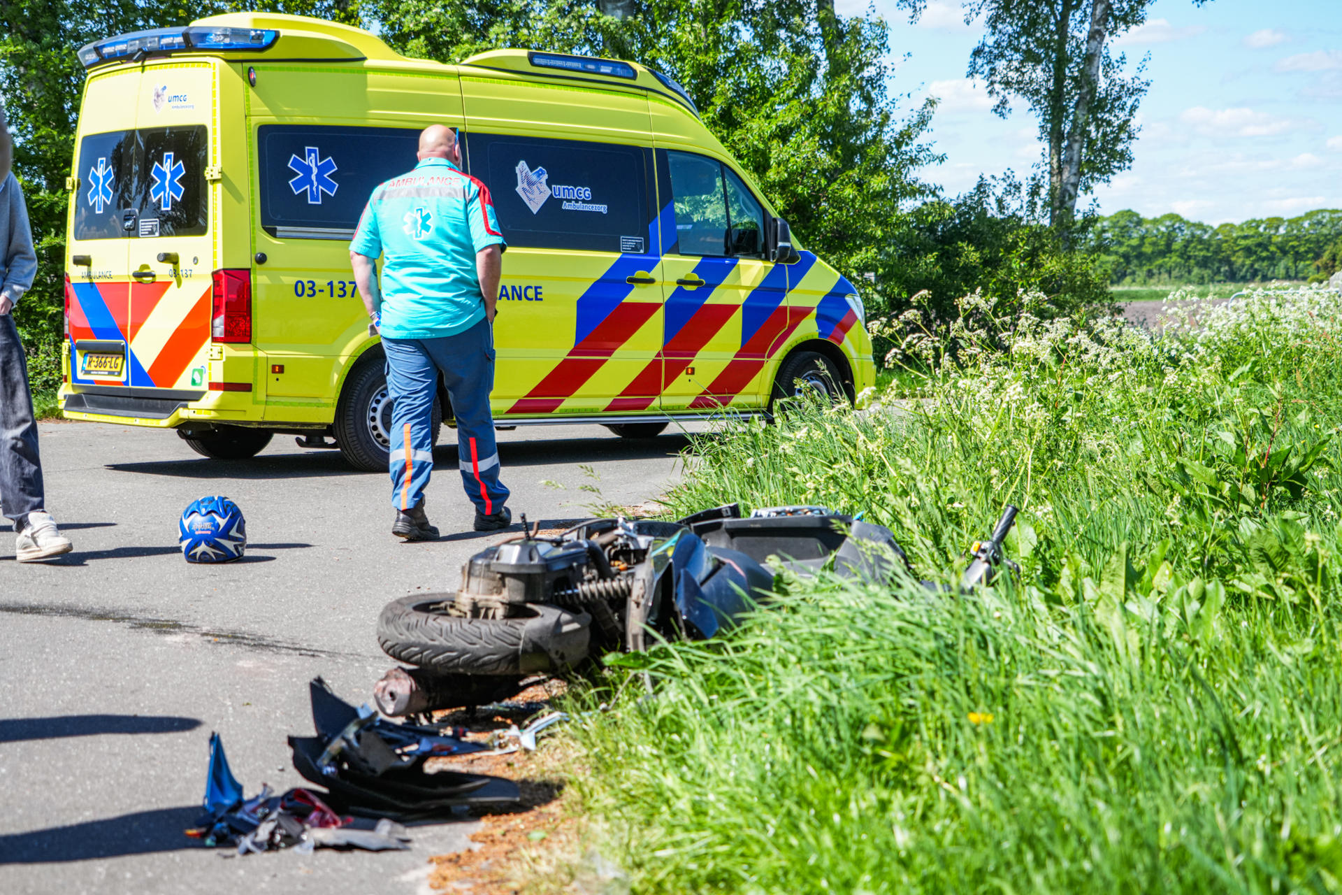 Scooterrijder en auto botsen op kruising