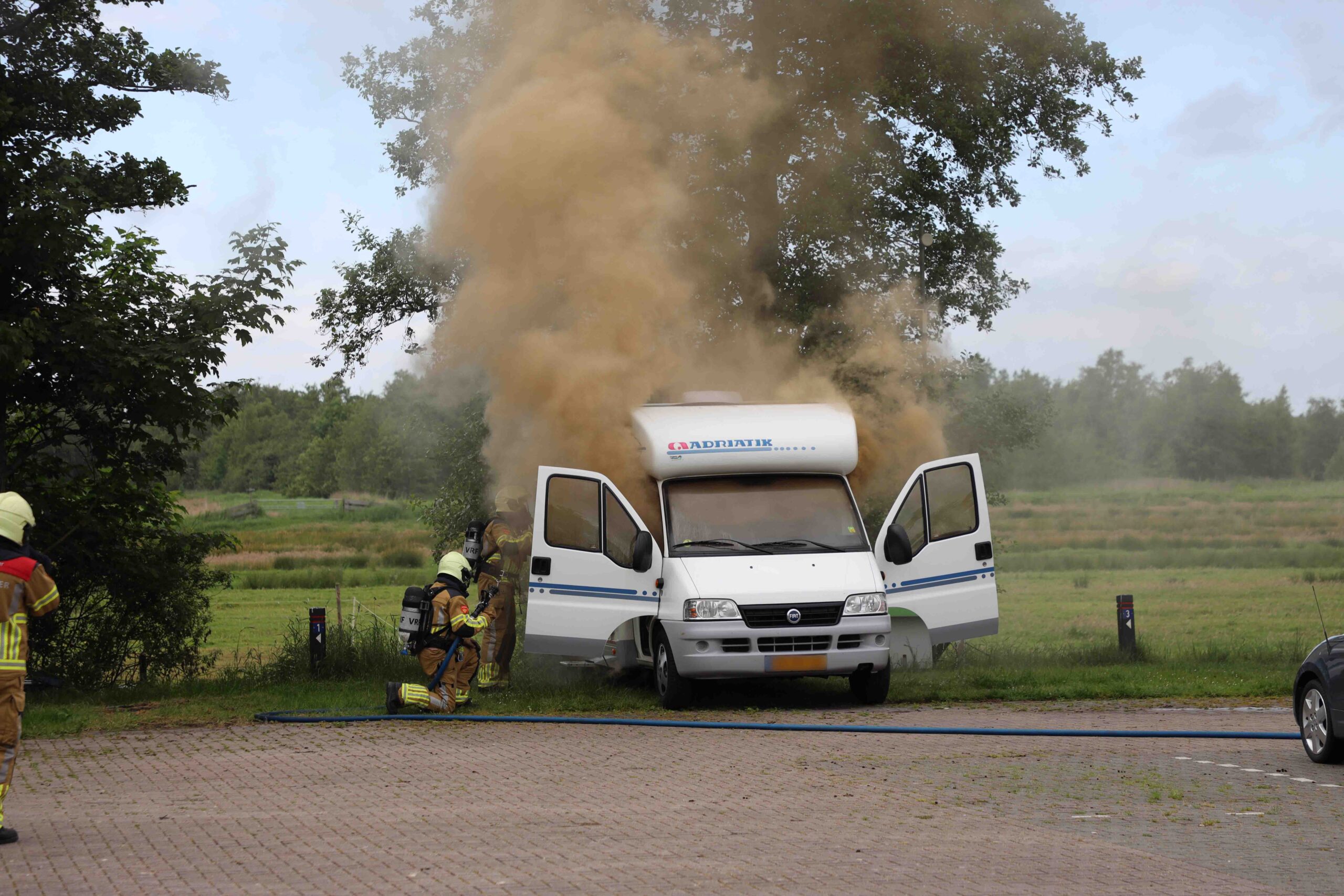 Camper brandt uit op camperplaats, inzittenden ongedeerd