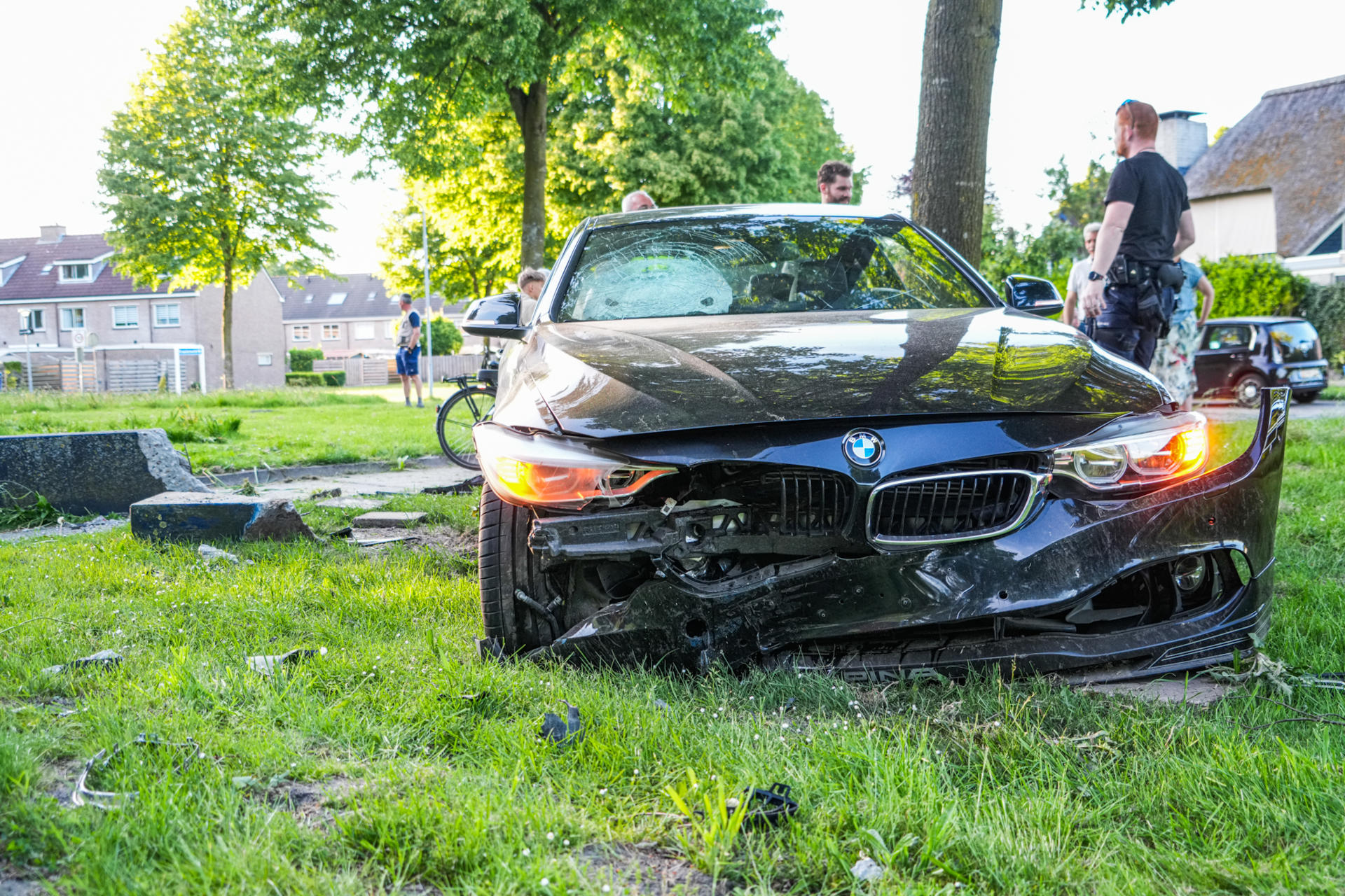 Auto botst op betonnen muur, bestuurder gewond