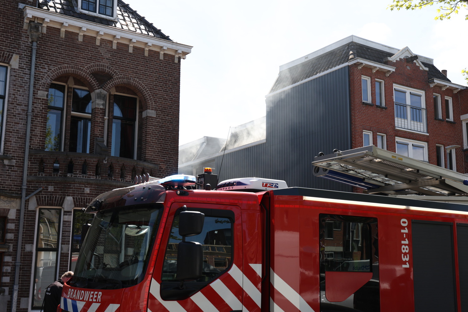 Brand in dakgoot van woning