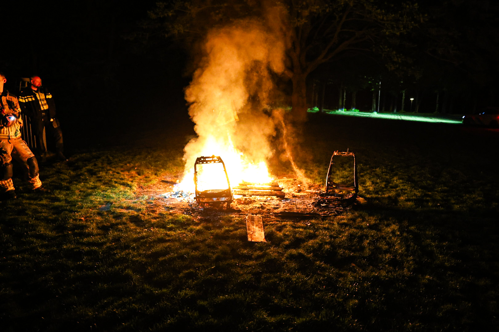 Bult met afval in brand gestoken op voetbalveldje