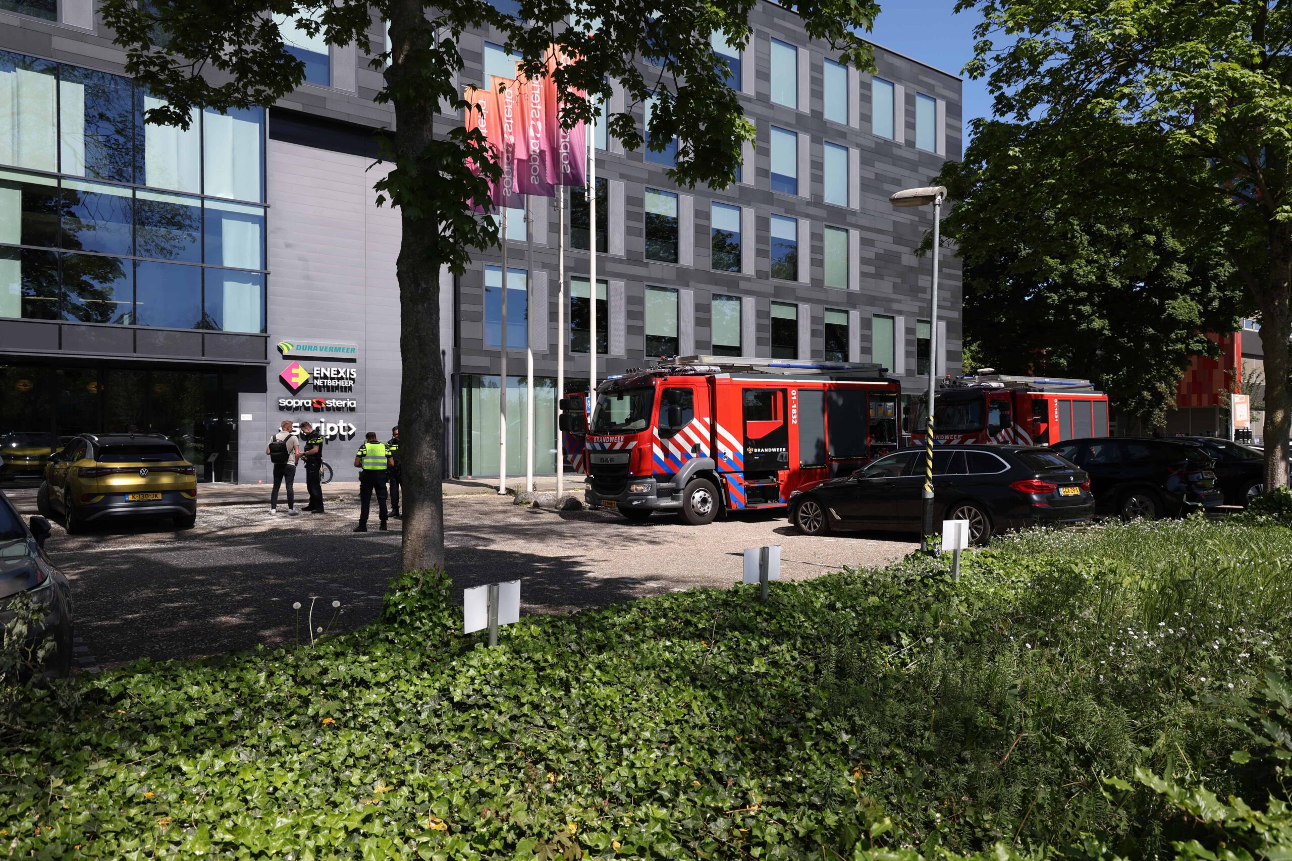 Rook bij kantoorpand aan Europaweg in Stad