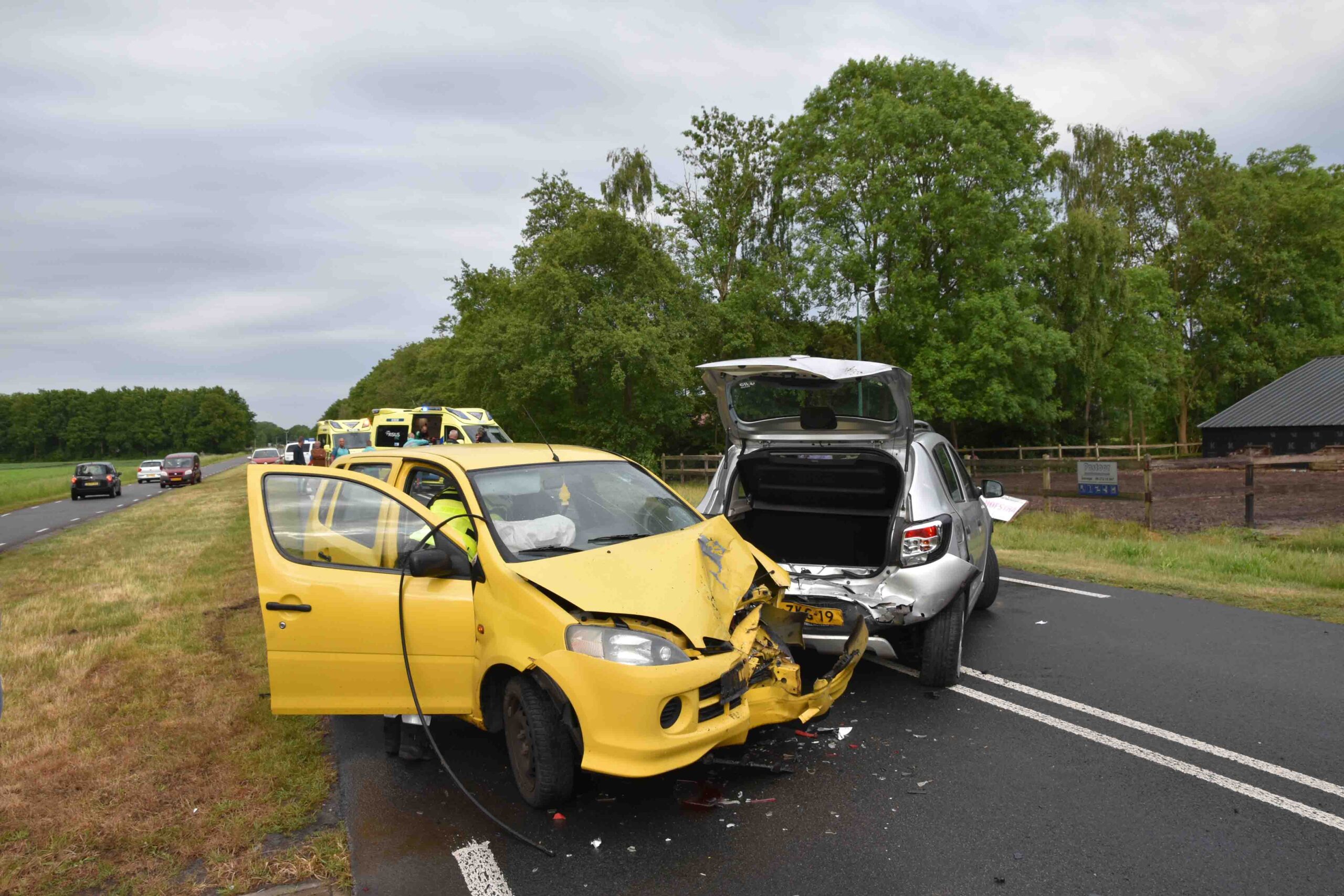 Meerdere voertuigen betrokken bij botsing op provinciale weg