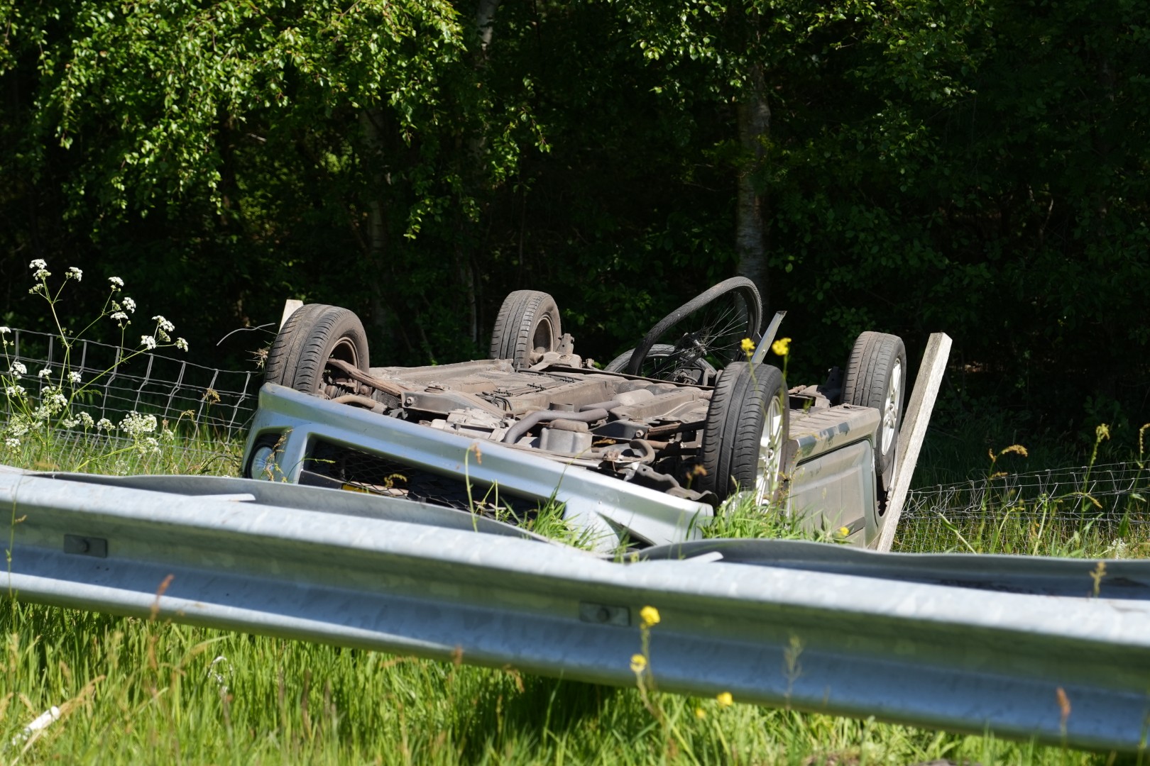 Auto over de kop na aanrijding, beide voertuigen zwaar beschadigd