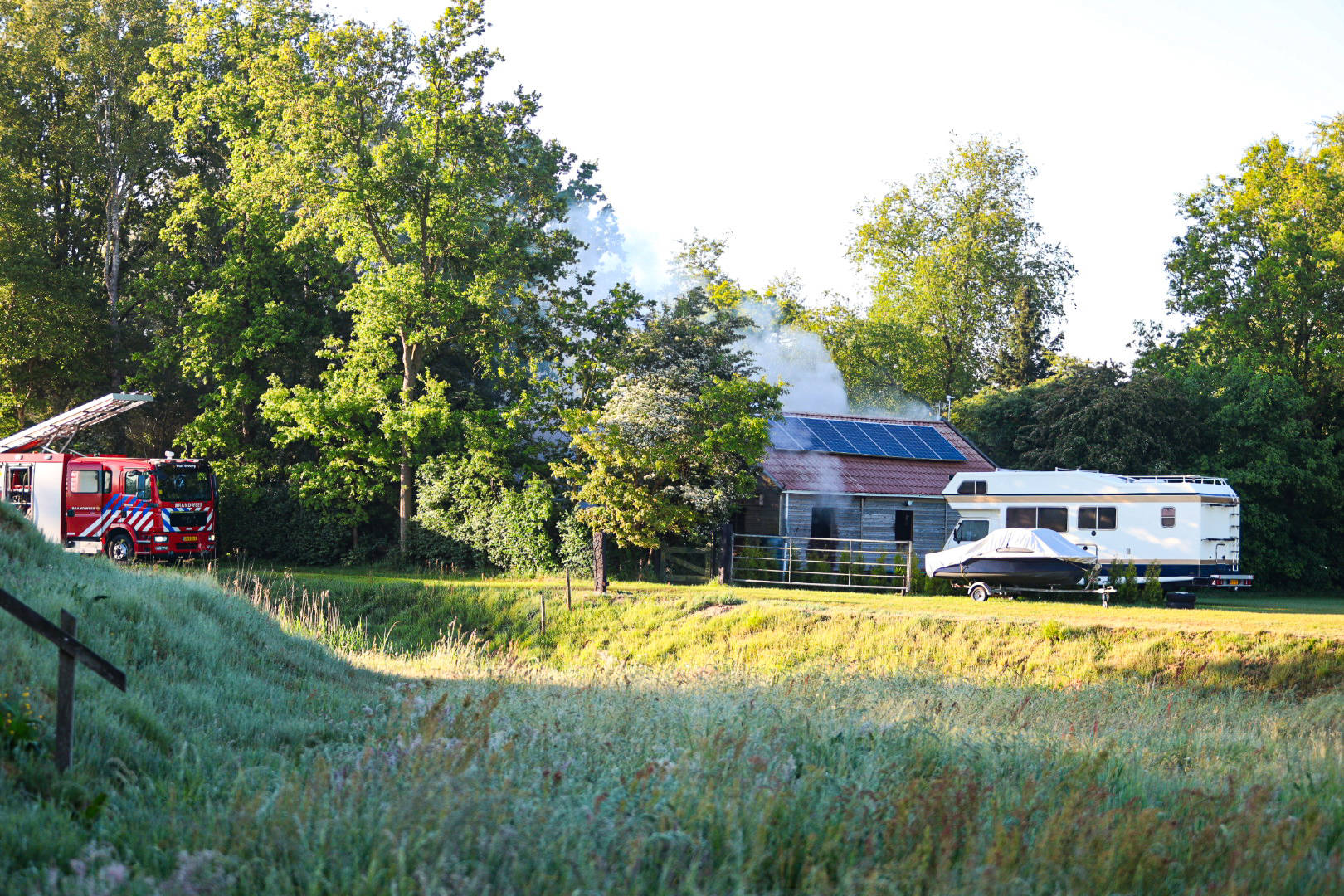 Brand in schuur zorgt voor flinke rook in Frieschepalen