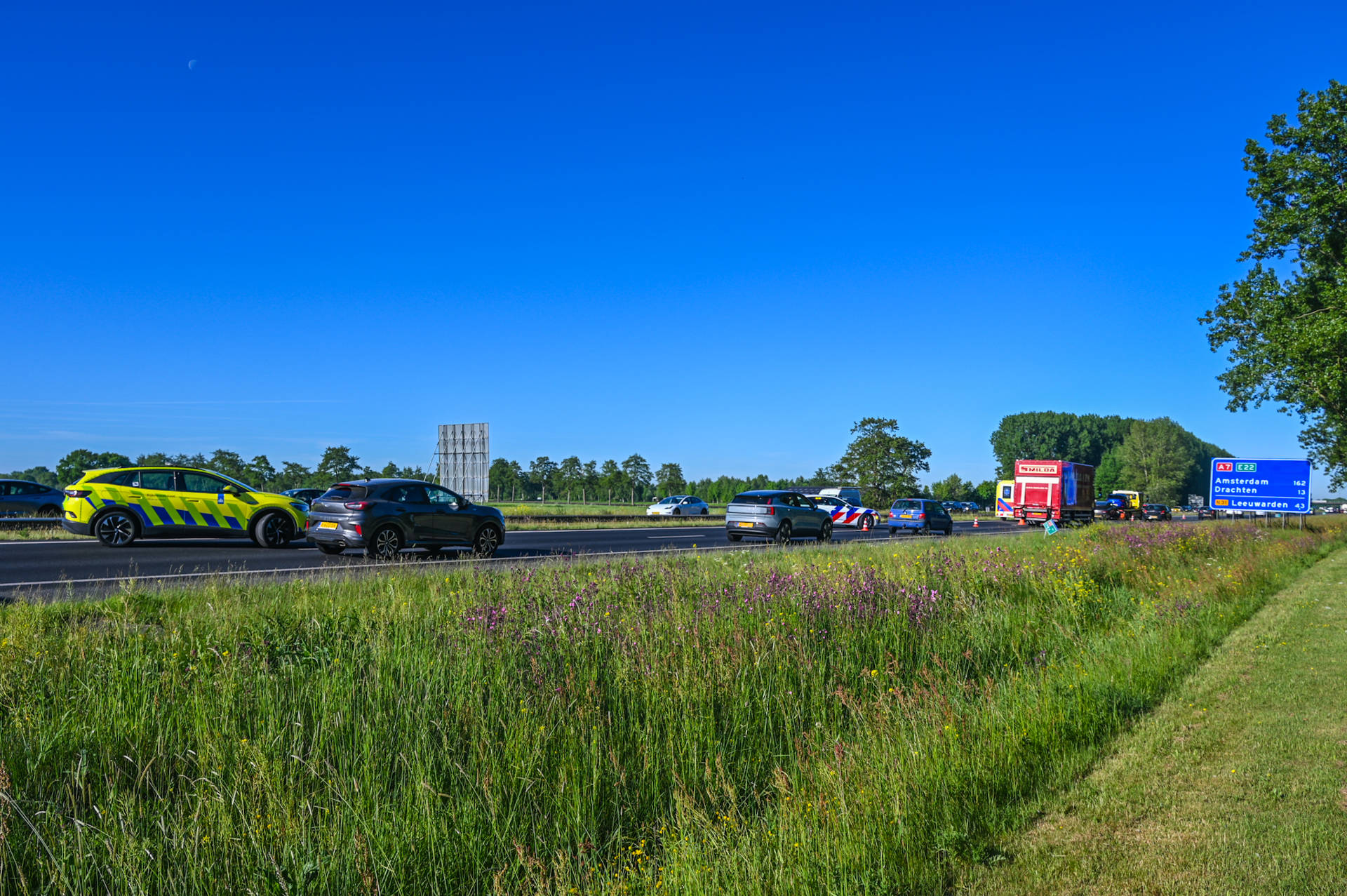 Botsing tussen drie voertuigen op A7 bij Marum zorgt voor flinke file