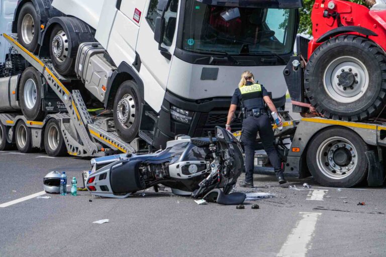 Motorrijder zwaargewond bij aanrijding met vrachtwagen net over de grens