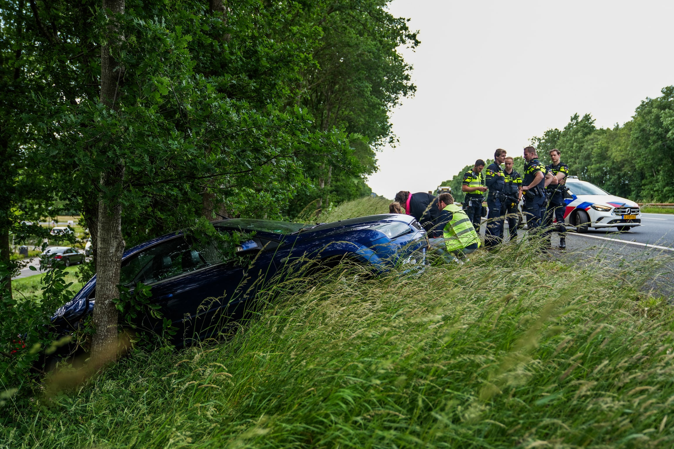 Automobilist belandt in berm naast snelweg