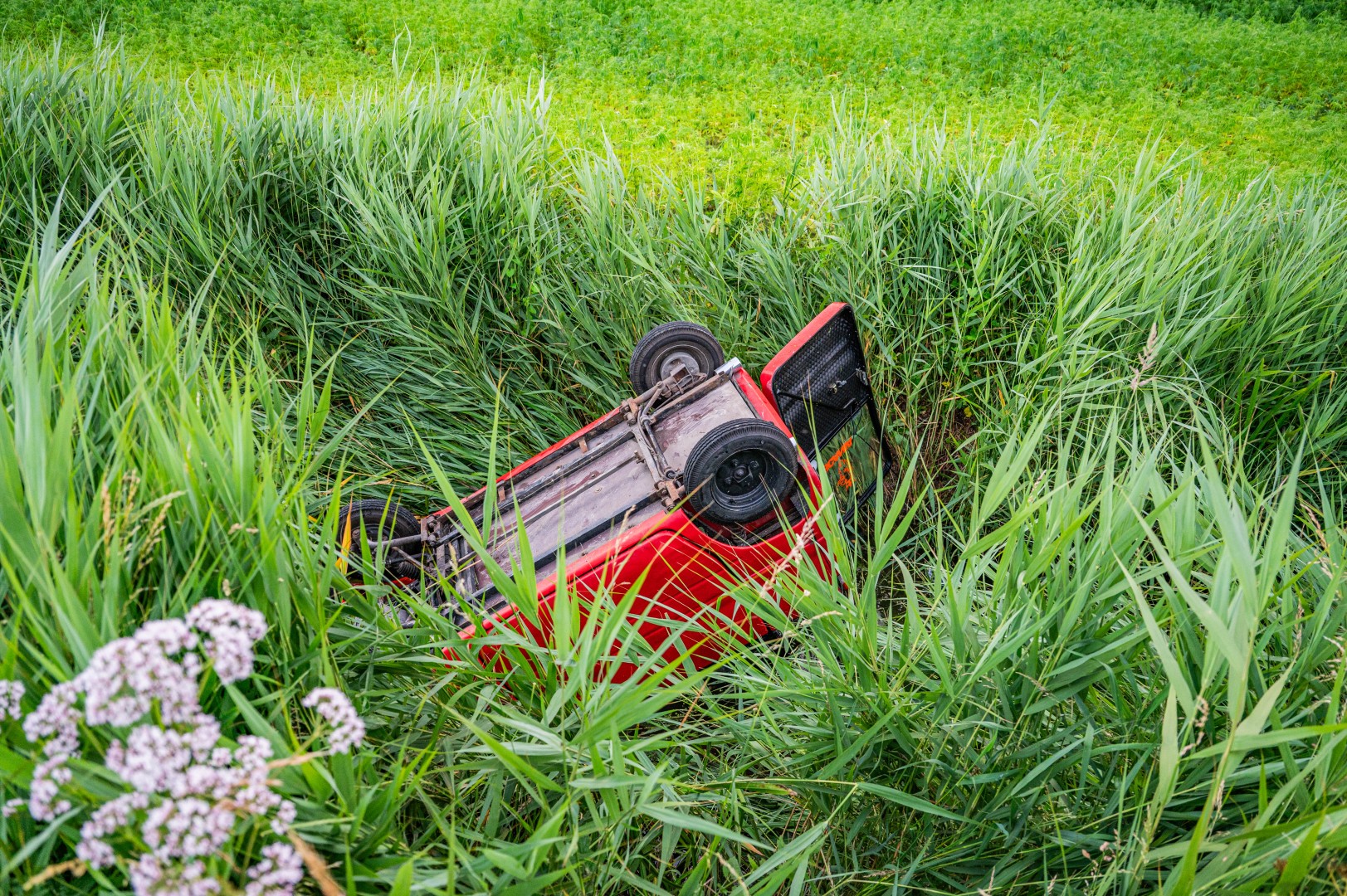 Canta met drie inzittenden belandt op de kop in sloot
