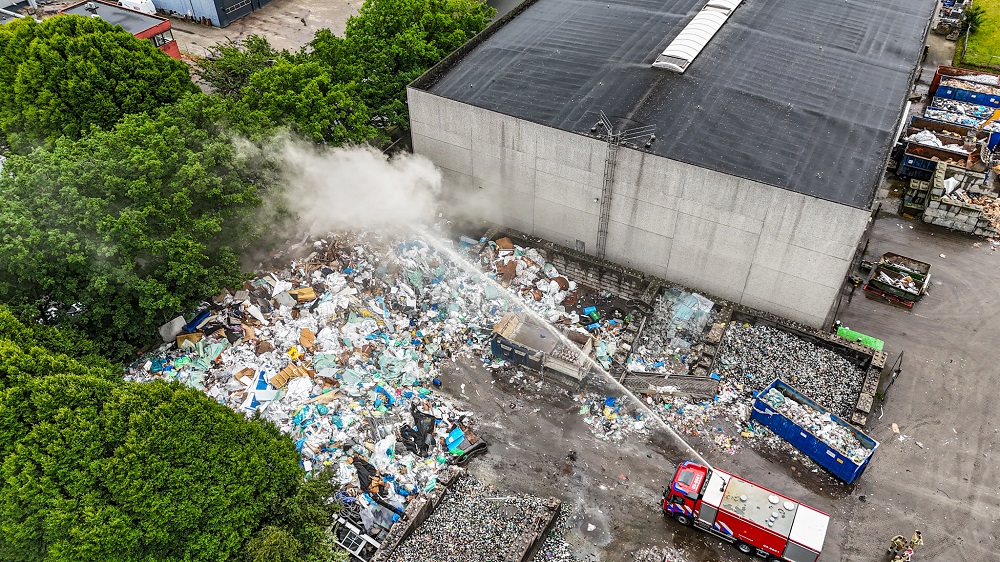 Brand bij afvalverwerker zorgt voor flinke rookontwikkeling