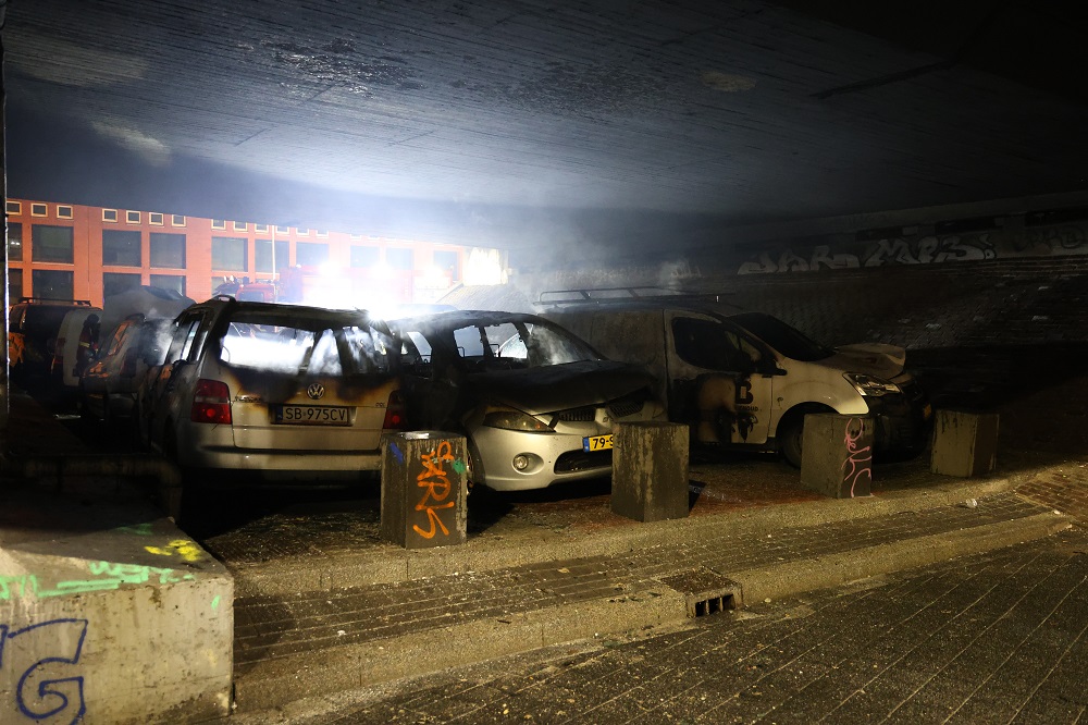 Meerdere auto’s uitgebrand onder viaduct