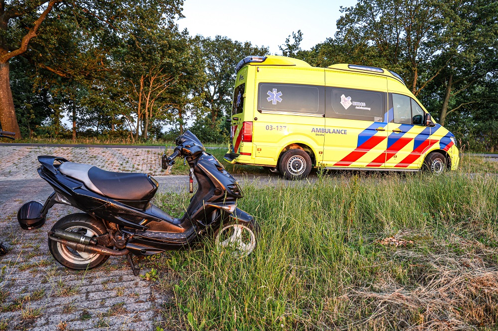 Scooterrijder slaat over de kop door losliggende steen