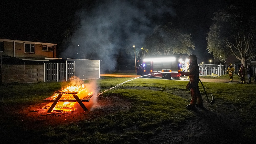 Picknicktafel in lichterlaaie, brand snel onder controle